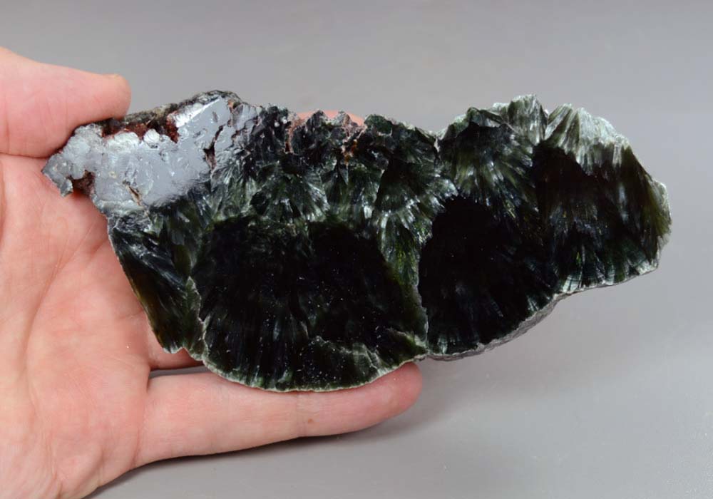 Серафинит (клинохлор), полированный срез 240 - натуральный камень