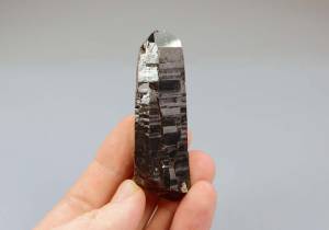 Морион, кристалл 59,47 - вид сбоку