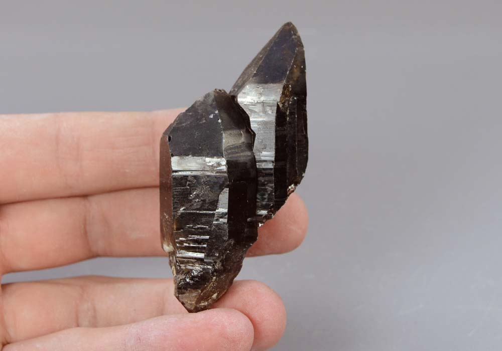 Морион, пара кристаллов 50,92 - вид сбоку