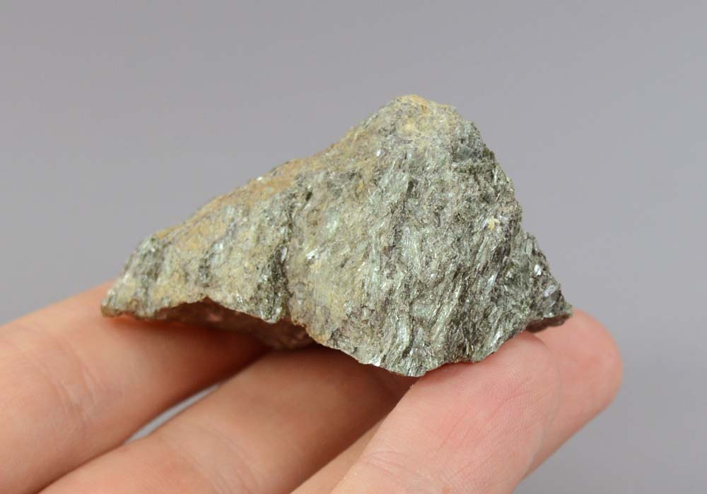 Серафинит (клинохлор), необработанный 60 - вид сбоку