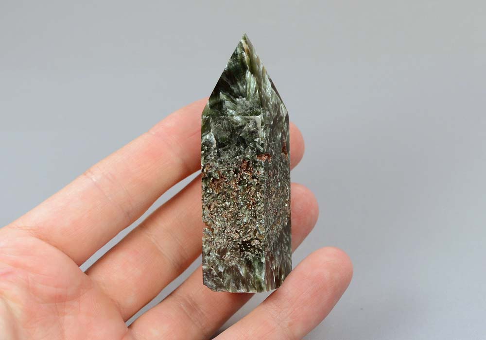 Кристалл из серафинита (клинохлора) 57,35 - вид сбоку