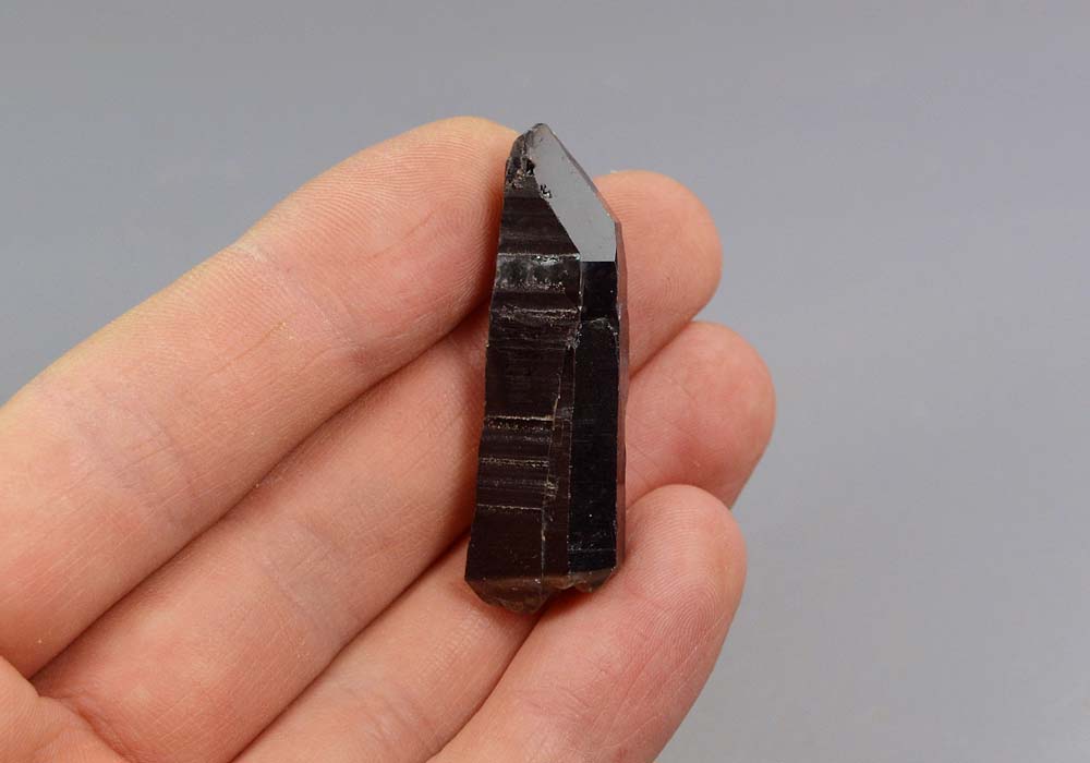 Морион, кристалл вторичной формации 11,69 - вид сбоку