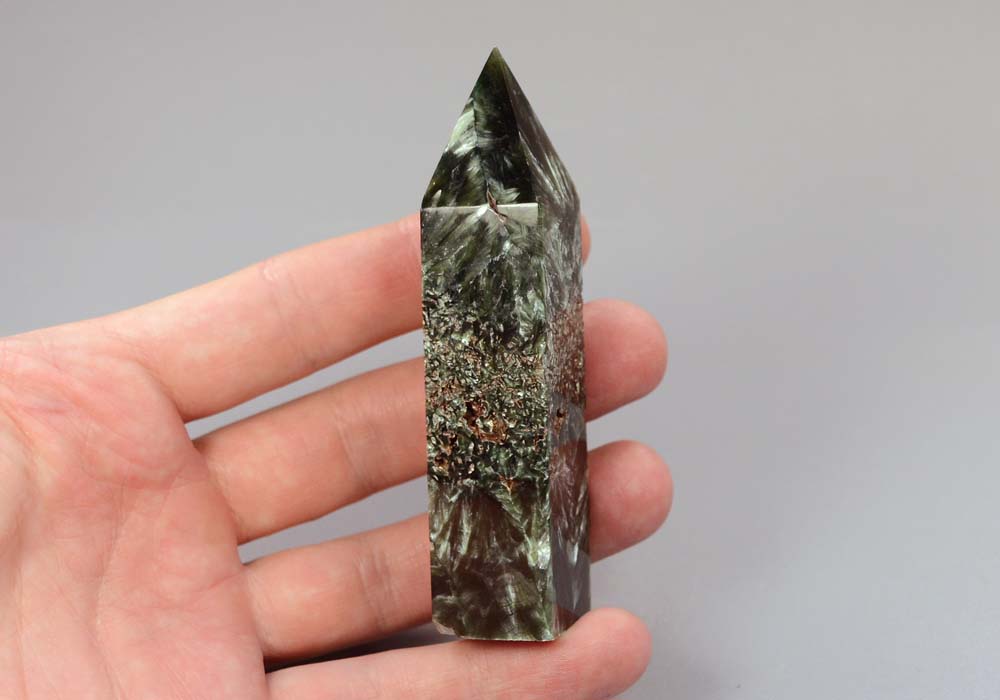 Кристалл из серафинита (клинохлора) 79,6 - вид сбоку