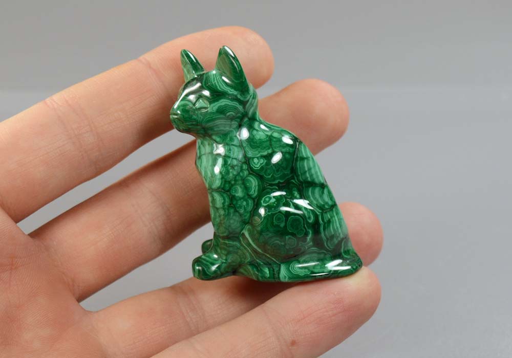 Кошка из малахита 66 - вид сбоку