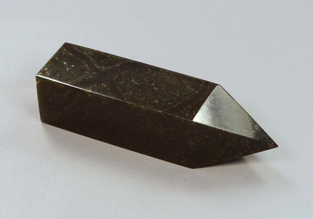 Кристалл из черного нефрита 71,29 - реальное фото