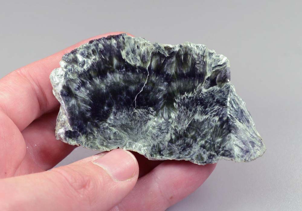 Серафинит (клинохлор), полированный срез 93 - вид сбоку