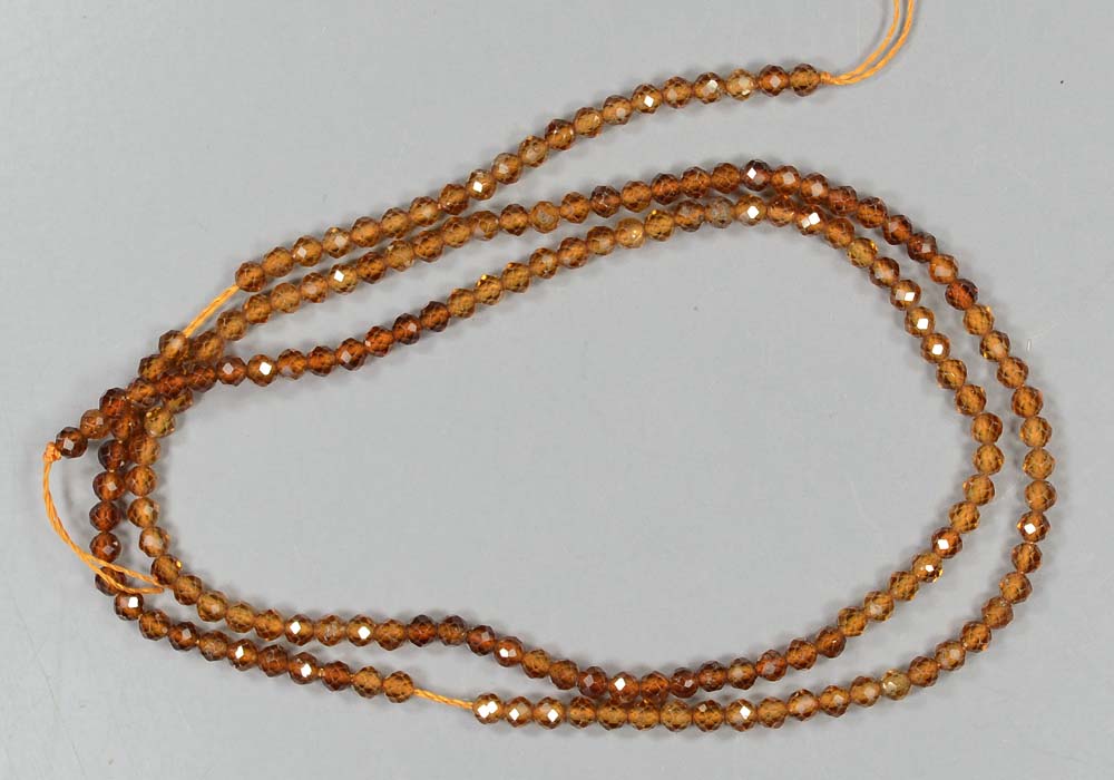 Бусины из гессонита с огранкой 2,5 мм - реальное фото