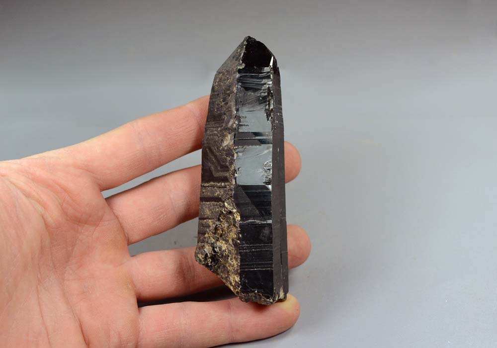 Морион, кристалл 133,36 - вид сбоку