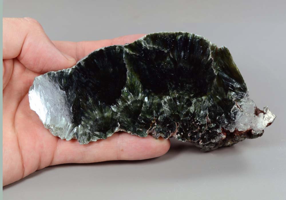 Серафинит (клинохлор), полированный срез 240 - вид сбоку