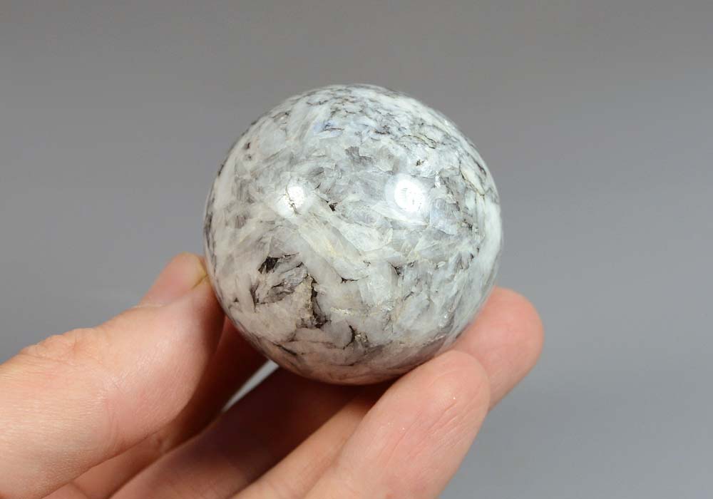 Шар из магнезита с графитом (пинолит), 49 мм 183 - натуральный камень
