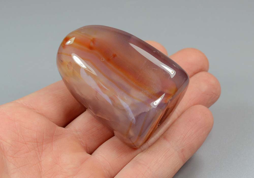 Сердолик, полированный камень 131,96 - вид сбоку