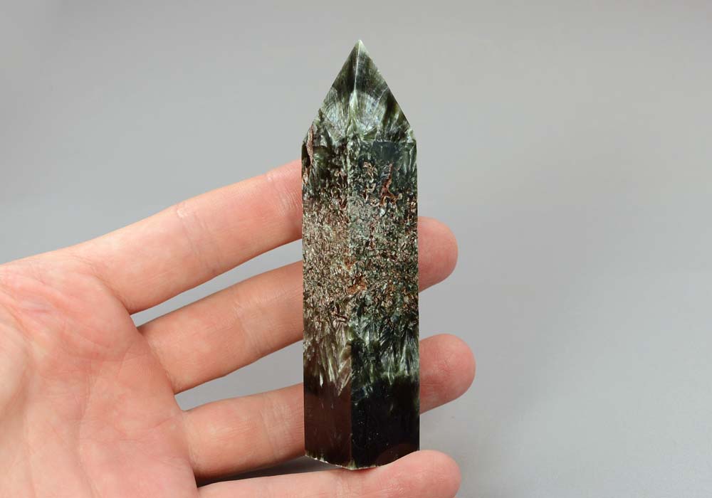 Кристалл из серафинита (клинохлора) 86,80 - вид сбоку