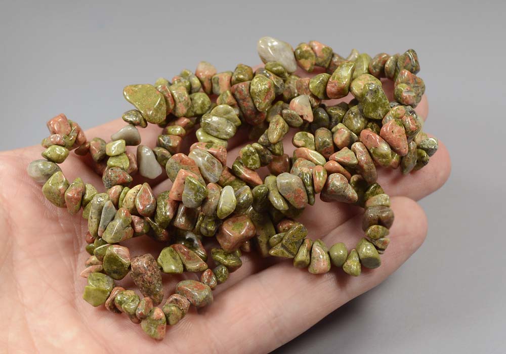 Бусины из унакита, крошка 12-5 мм - вид сбоку