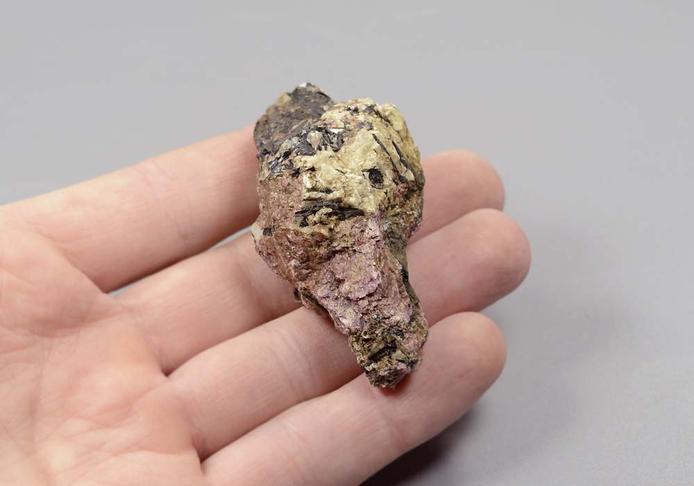 Камень саамская кровь 55,35 - вид сбоку