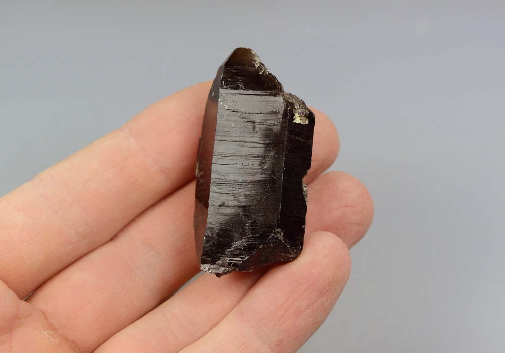 Морион, кристалл 35,38 - вид сбоку