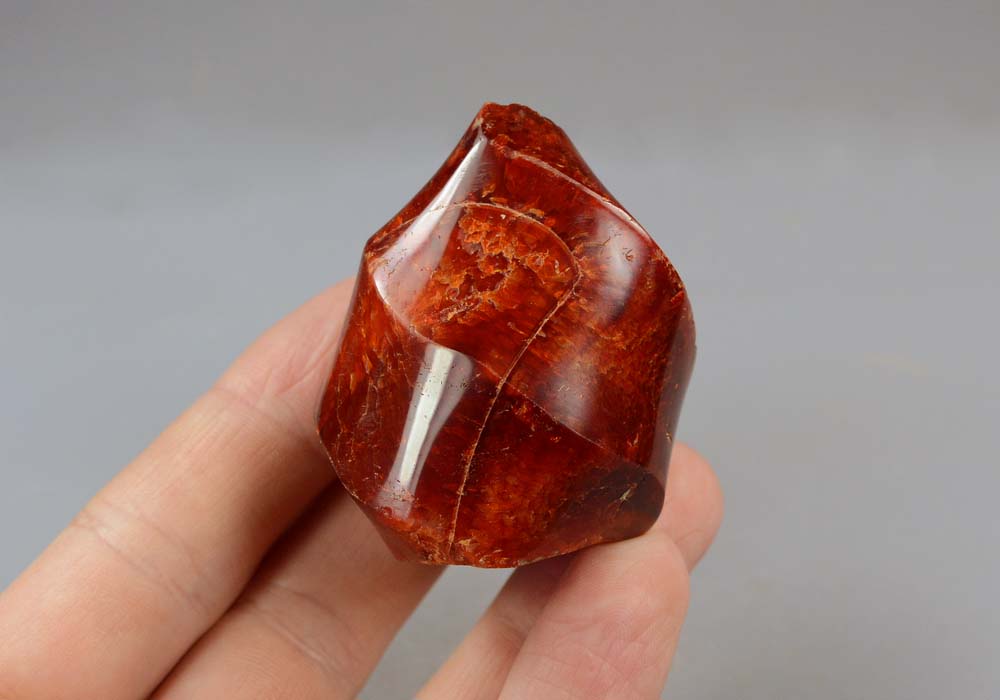 Сердолик, полированный камень 109,24 - вид сбоку