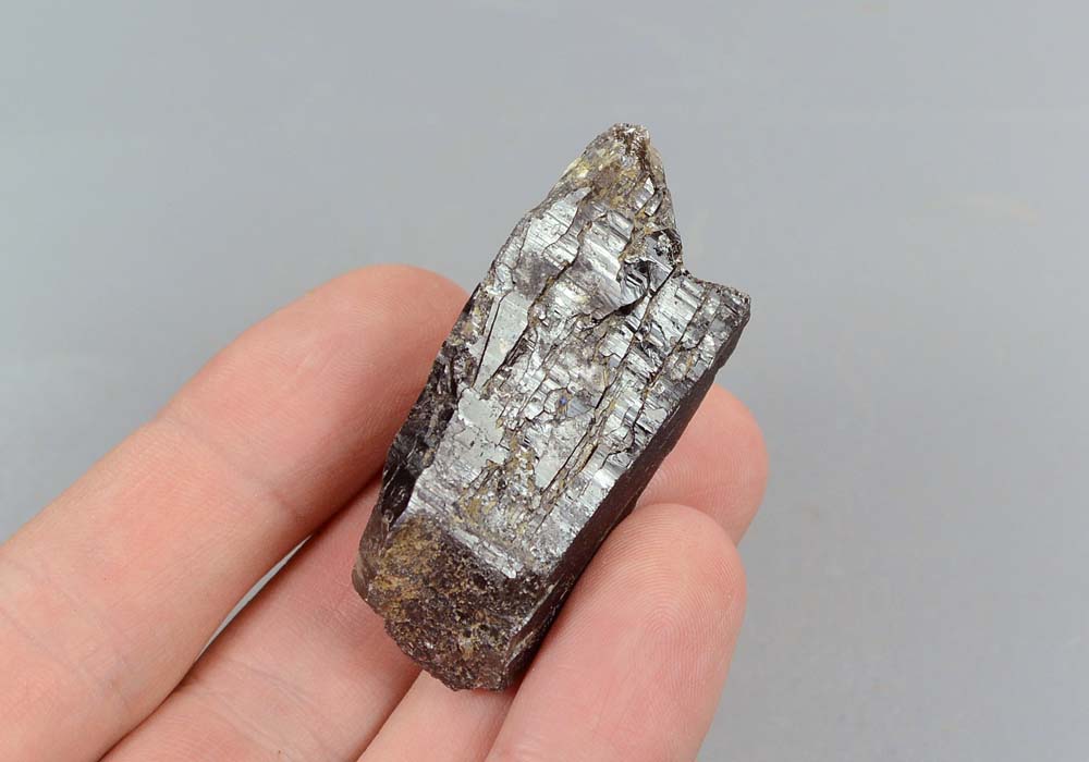 Морион, обломок кристалла 28,32 - вид сбоку