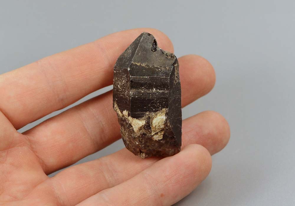 Морион, обломок кристалла 35,65 - вид сбоку