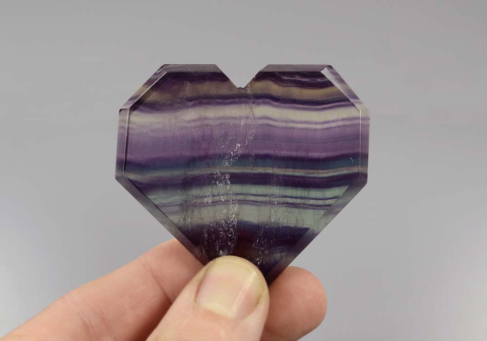 Сердце из флюорита 95,76 - вид сбоку