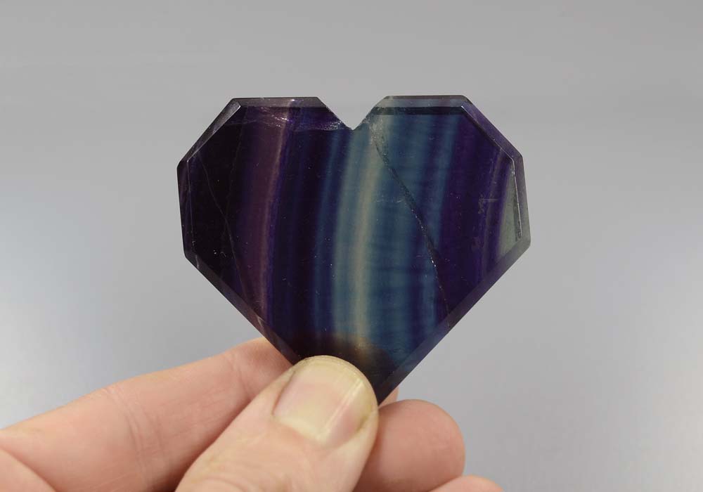 Сердце из флюорита 75,55 - вид сбоку