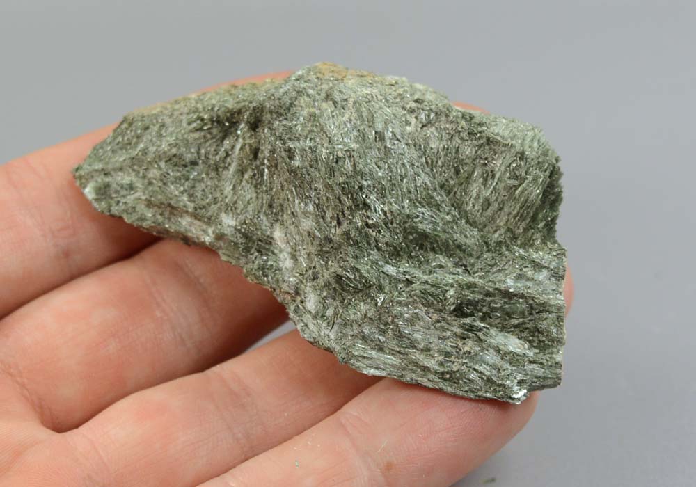 Серафинит (клинохлор), коллекционный образец 66 - вид сбоку
