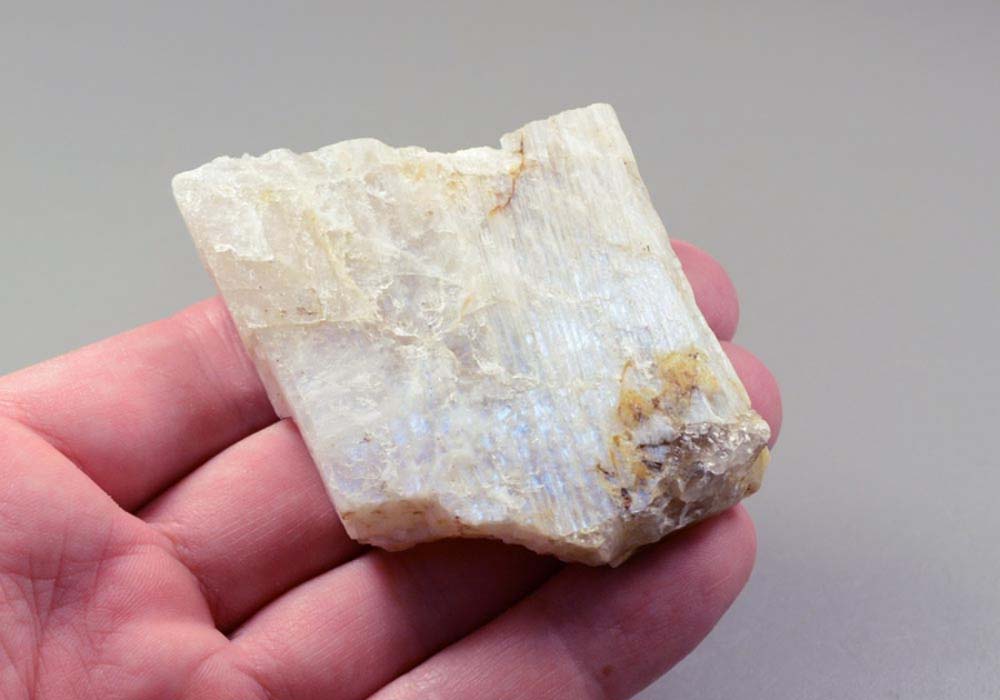Беломорит (лунный камень), полированный срез 80 - вид сбоку