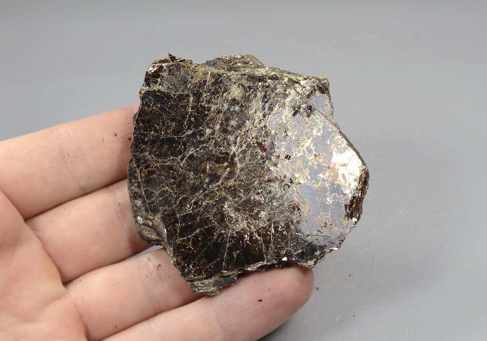 Кусок слюды аннит 51,55 - вид сбоку