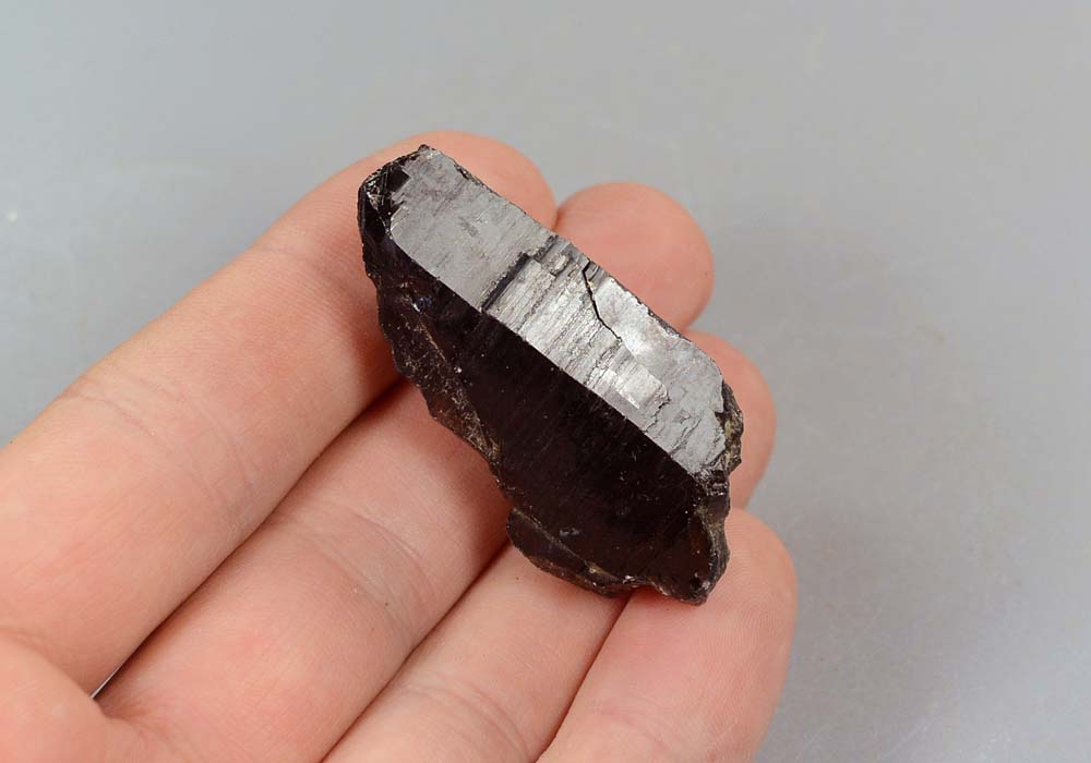 Морион, обломок кристалла 25,69 - вид сбоку