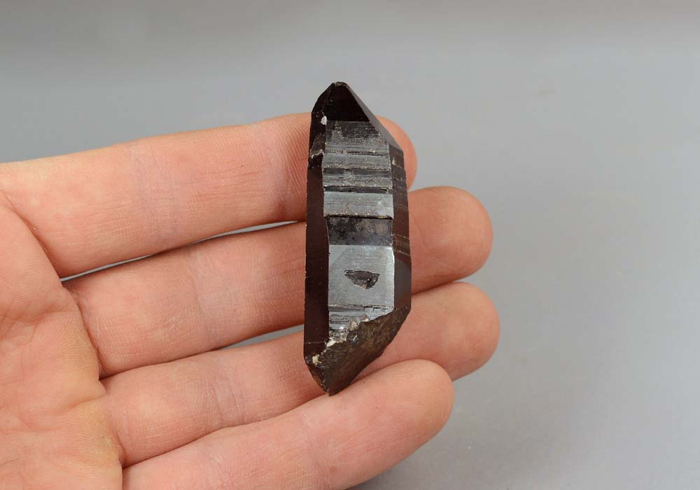 Морион, кристалл 25,15 - вид сбоку