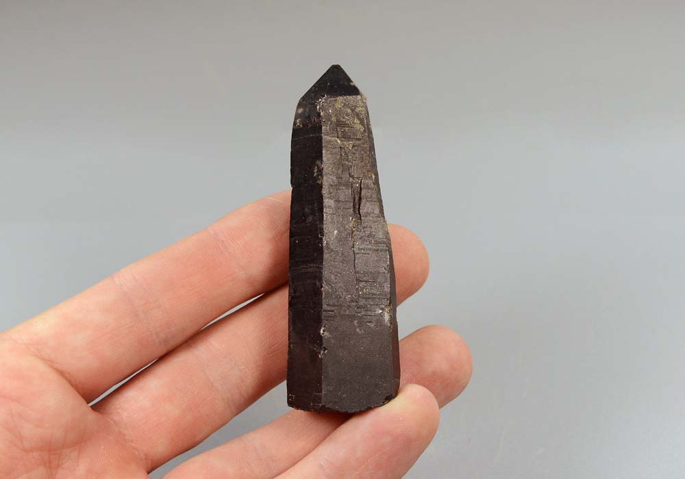 Морион, кристалл 45,74 - вид сбоку