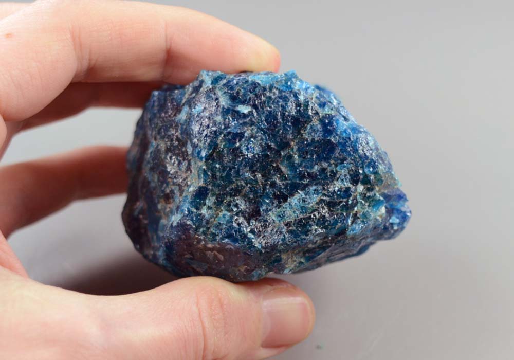 Апатит синий, необработанный 380 - вид сбоку