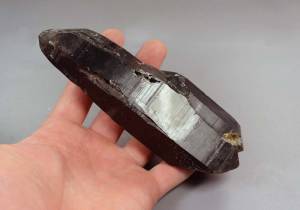 Морион, кристалл вторичной формации 400 - вид сбоку
