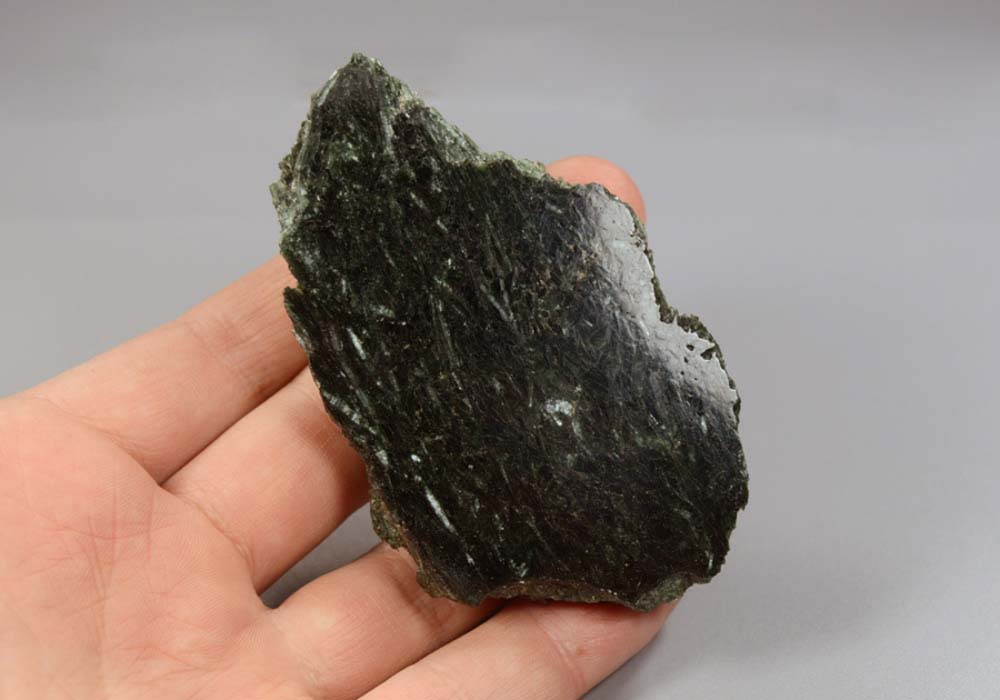 Серафинит (клинохлор), полированный срез 101 - вид сбоку