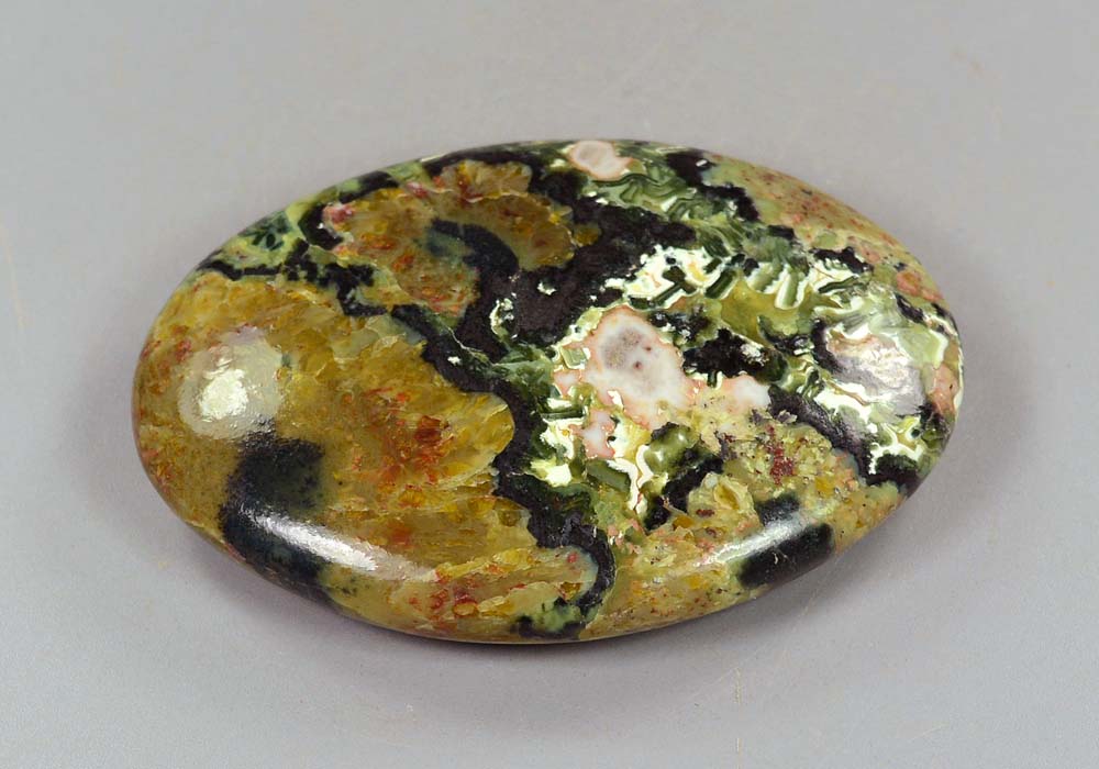 Серпентин, полированная галька 75,56 - стоимость