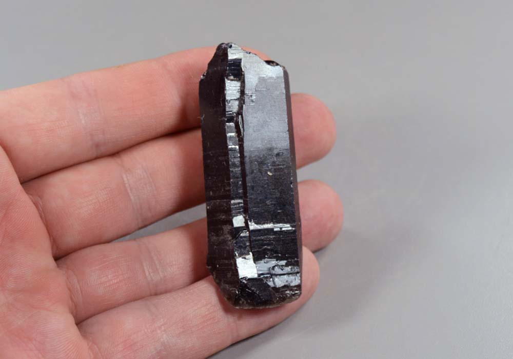 Морион, обломок кристалла 34 - вид сбоку