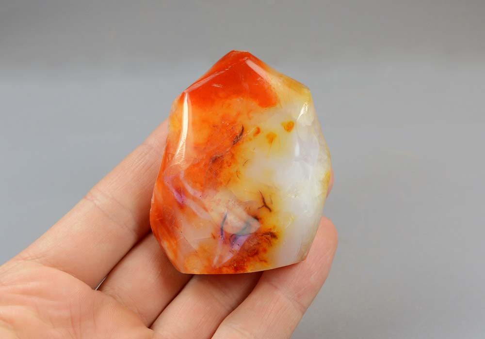 Сердолик, полированный камень 118,95 - вид сбоку