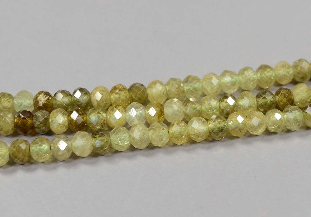 Бусины из гроссуляра (зеленого граната), огранка 4 мм - натуральный камень