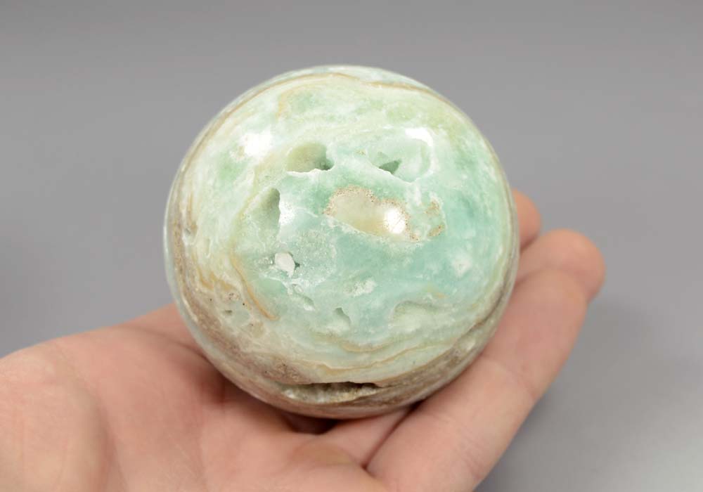 Шар из голубого арагонита 67 мм 377 - вид сбоку